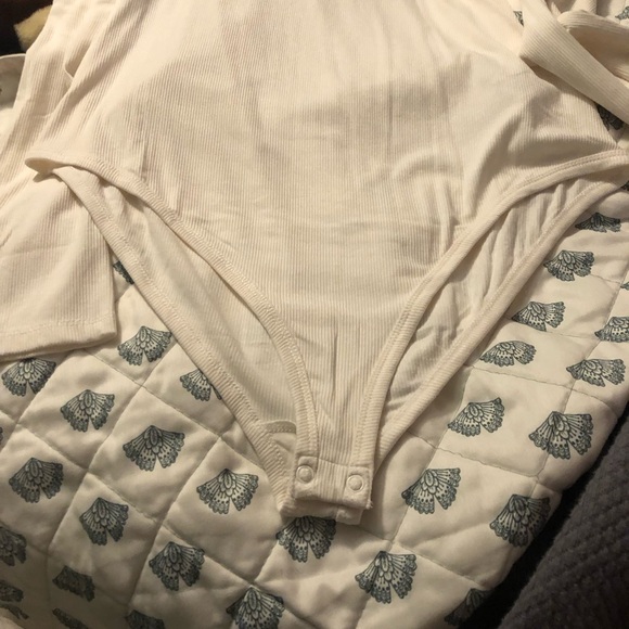 NWT Edited By Remi Bader Ladies Long Sleeve Bodysuit Color ( Cloud Dance) - Picture 4 of 10